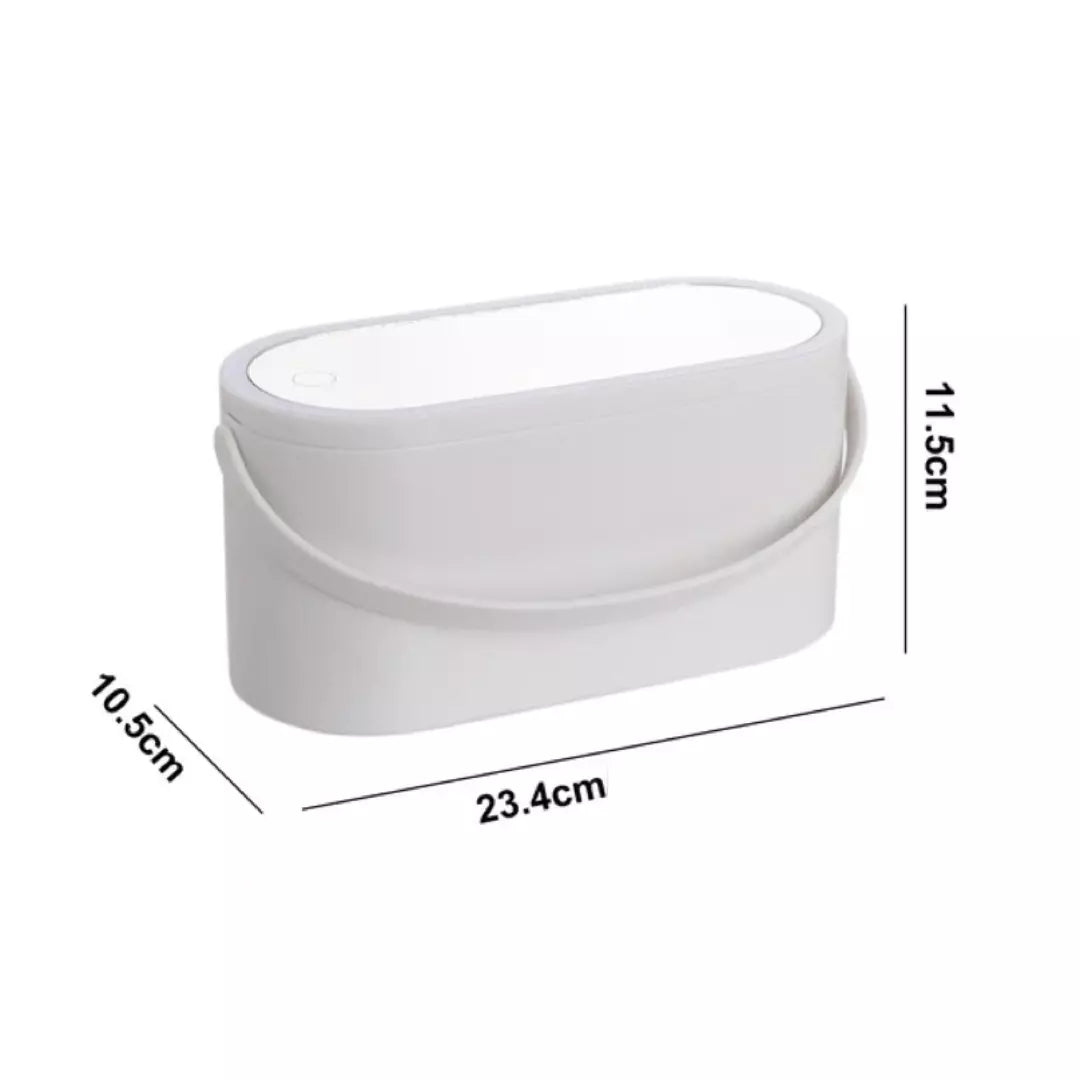 De witte make up koffer met make-up spiegel staat weergegeven, met daarnaast de afmetingen. 23,4x11,5x10,5cm