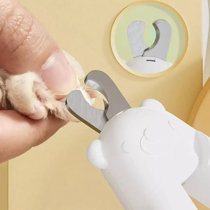 De nagelknipper voor huisdieren met ingebouwd LED licht wordt gebruikt bij een kat. 