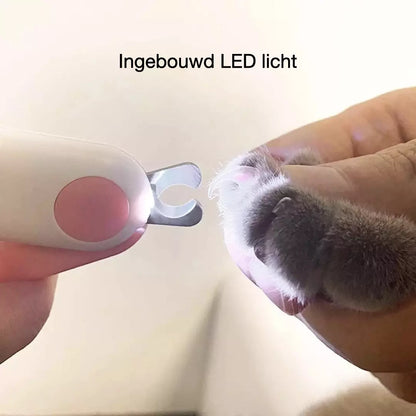 De nagelknipper voor huisdieren met ingebouwd LED licht wordt gebruikt bij een kat.  Het LED licht staat aan. 