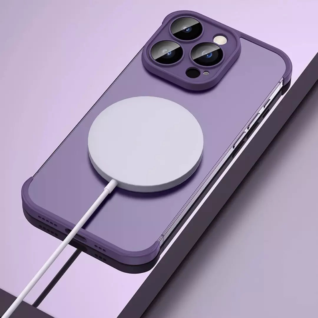 De onzichtbare Iphone hoes 2024 in de kleur paars. De paarse Iphone wordt opgeladen 