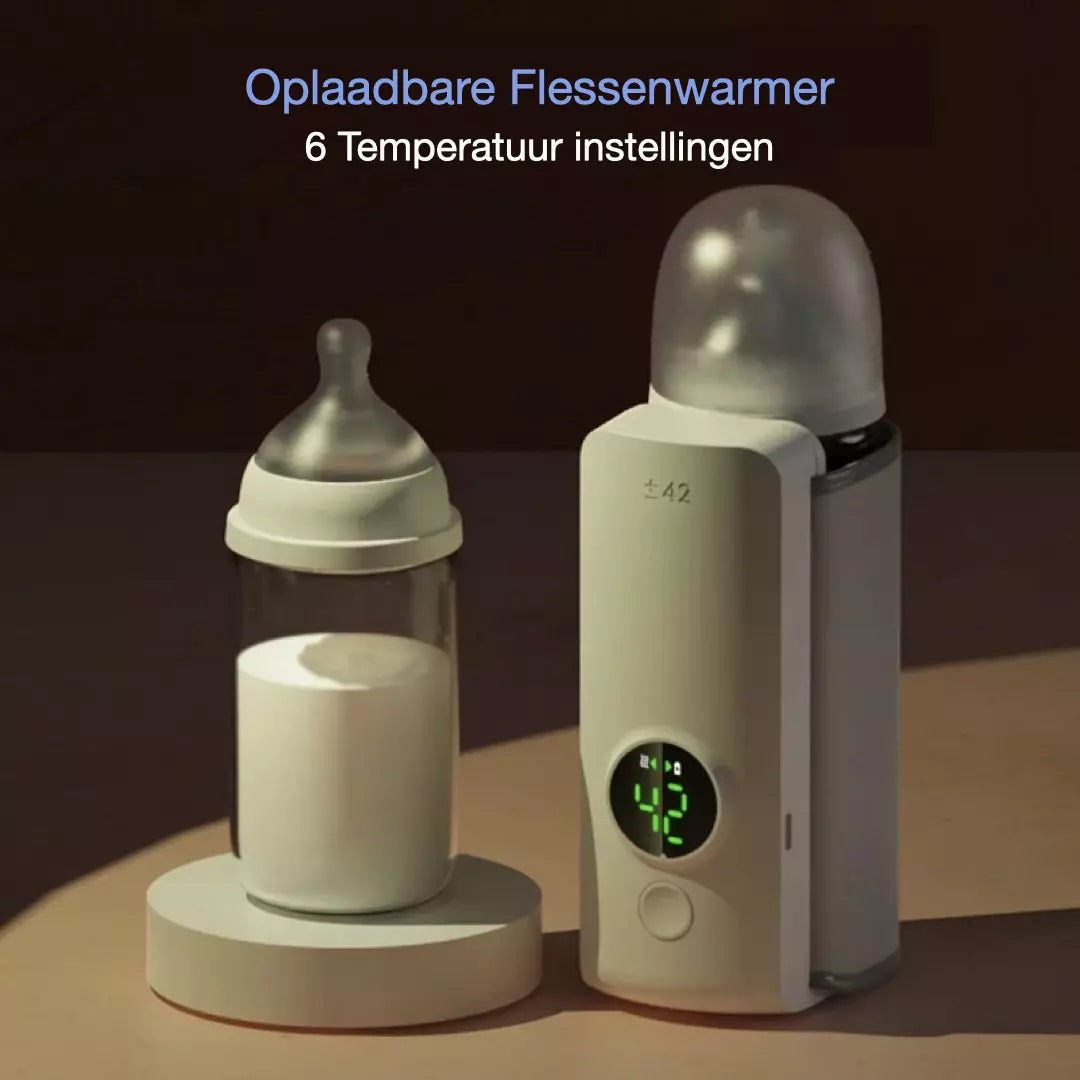 De oplaadbare flessenwarmer in de kleur wit. De oplaadbare flessenwarmer staat aan en er staat een gevuld flesje naast. De oplaadbare flessenwarmer heeft 6 verschillende temperatuur instellingen.