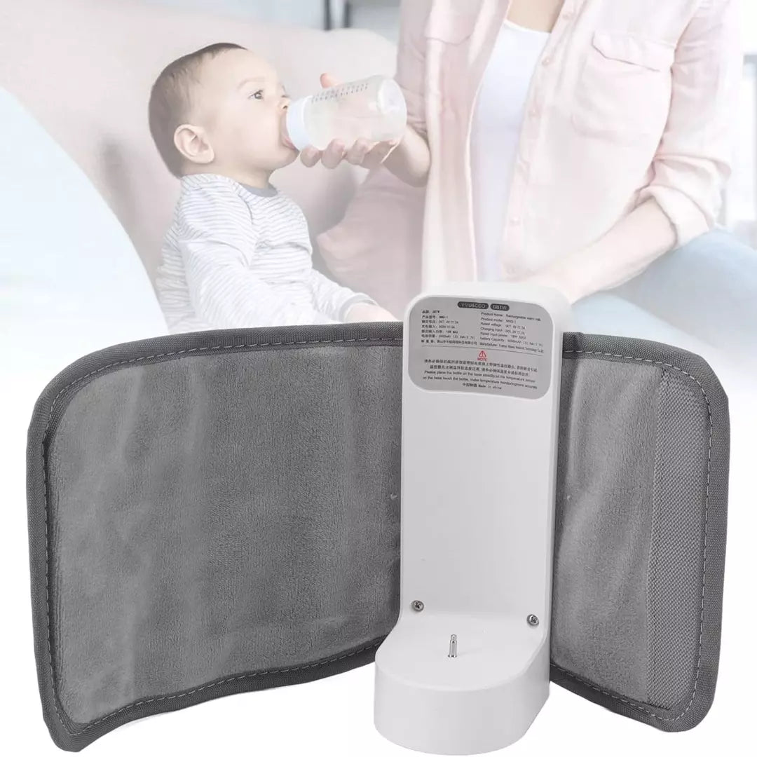 De oplaadbare flessenwarmer in de kleur wit. De oplaadbare flessenwarmer staat aan en er staat een gevuld flesje naast.