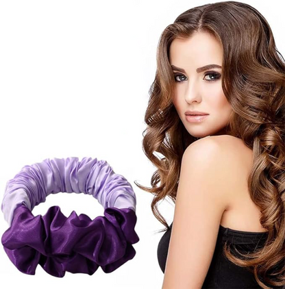 De grote scrunchie in de kleur paars. De zijden scrunchie is perfect voor heatless curls. Beste resultaten tijdens het slapen.