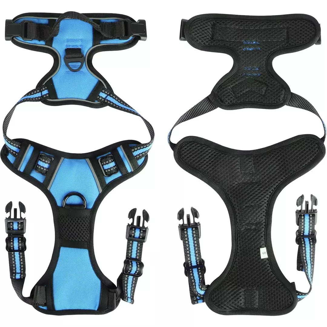 De voorkant en achterkant van het blauwe reflecterende honden harnas is te zien. Beide gespsluitingen zijn goed zichtbaar en het zachte materiaal van het reflecterende harnas.