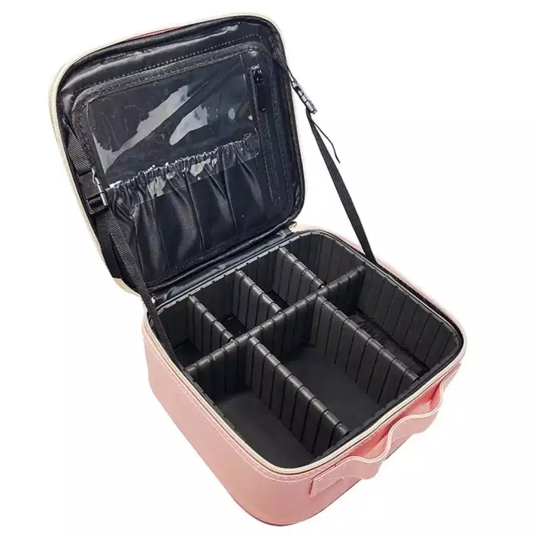 De roze variant van de beste make-up koffer voor thuis en op reis wordt afgebeeld. De make up koffer is leeg en laat het volume van de make up koffer zien. 