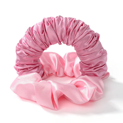 De grote scrunchie in de kleur roze. De zijden scrunchie is perfect voor heatless curls. Beste resultaten tijdens het slapen.
