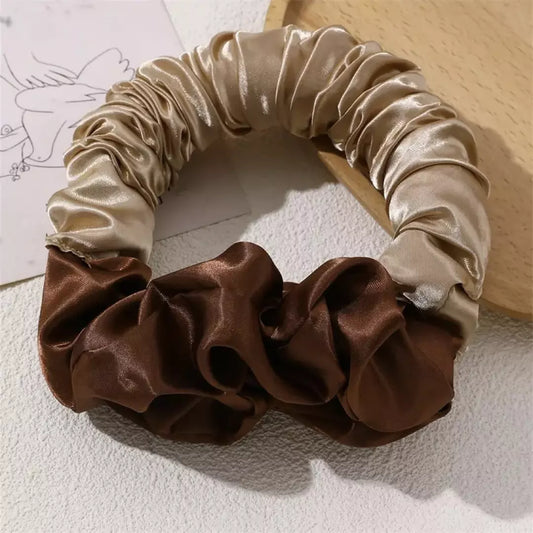 De grote scrunchie in de kleur bruin. De zijden scrunchie is perfect voor heatless curls. Beste resultaten tijdens het slapen.