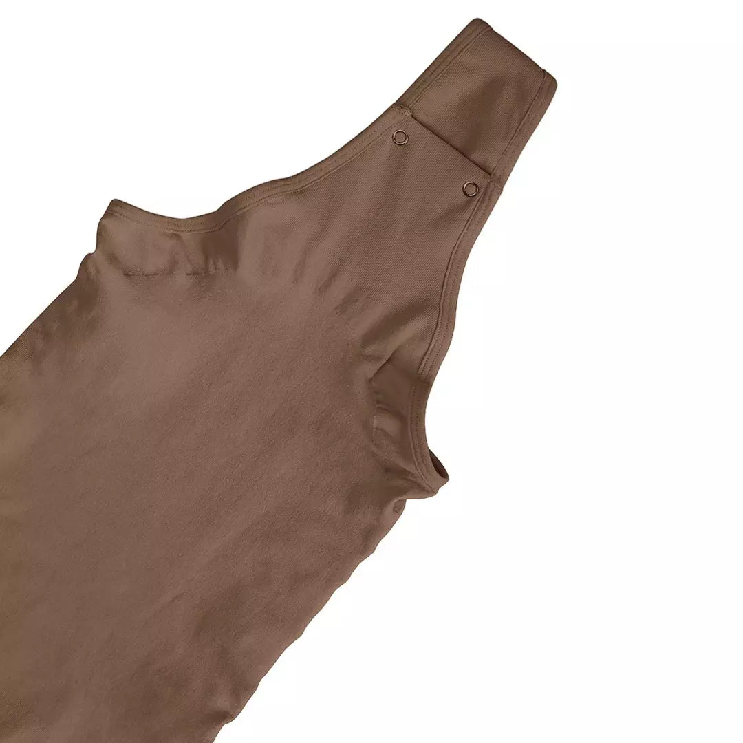 De drukknoopjes sluiting van de bruine SlimShape Bodysuit.