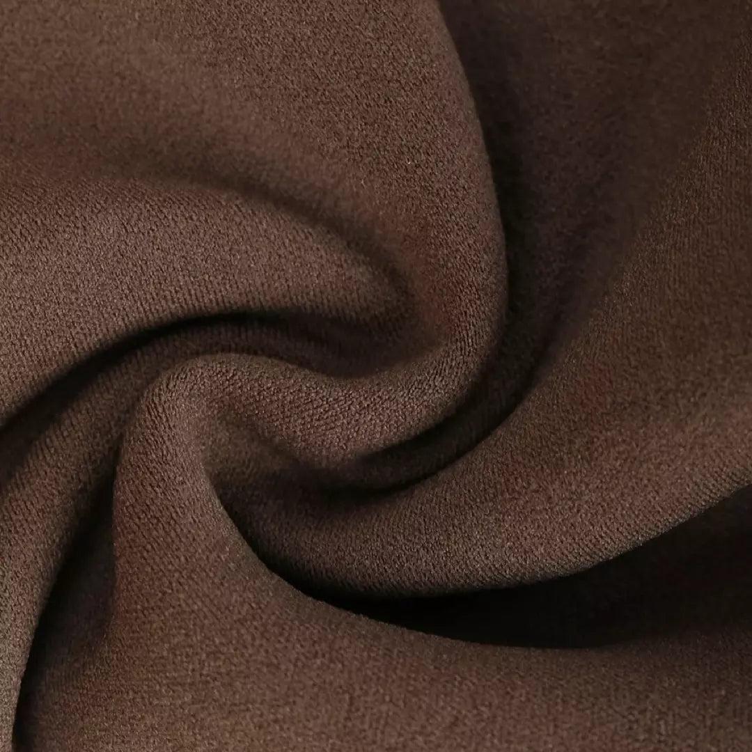 De stretch stof van de bruine SlimShape bodysuit is te zien. 