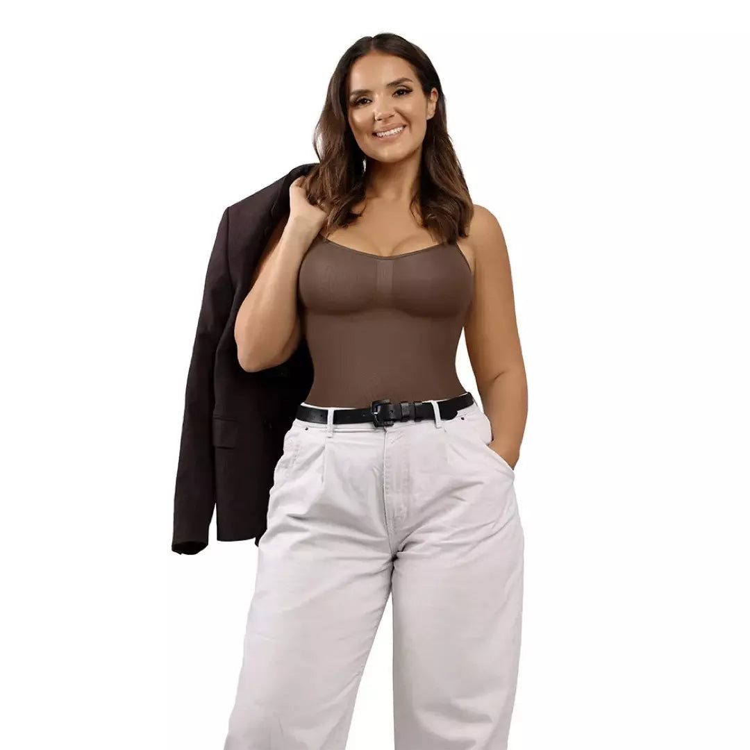 De bruine SlimShape Bodysuit wordt gedragen door een vrouw. Je ziet de voorkant van de bodysuit.