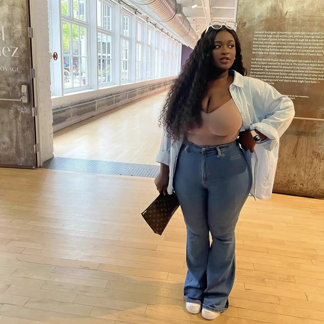 De beige SlimShape Bodysuit wordt gedragen door een vrouw. Je ziet de voorkant van de bodysuit.