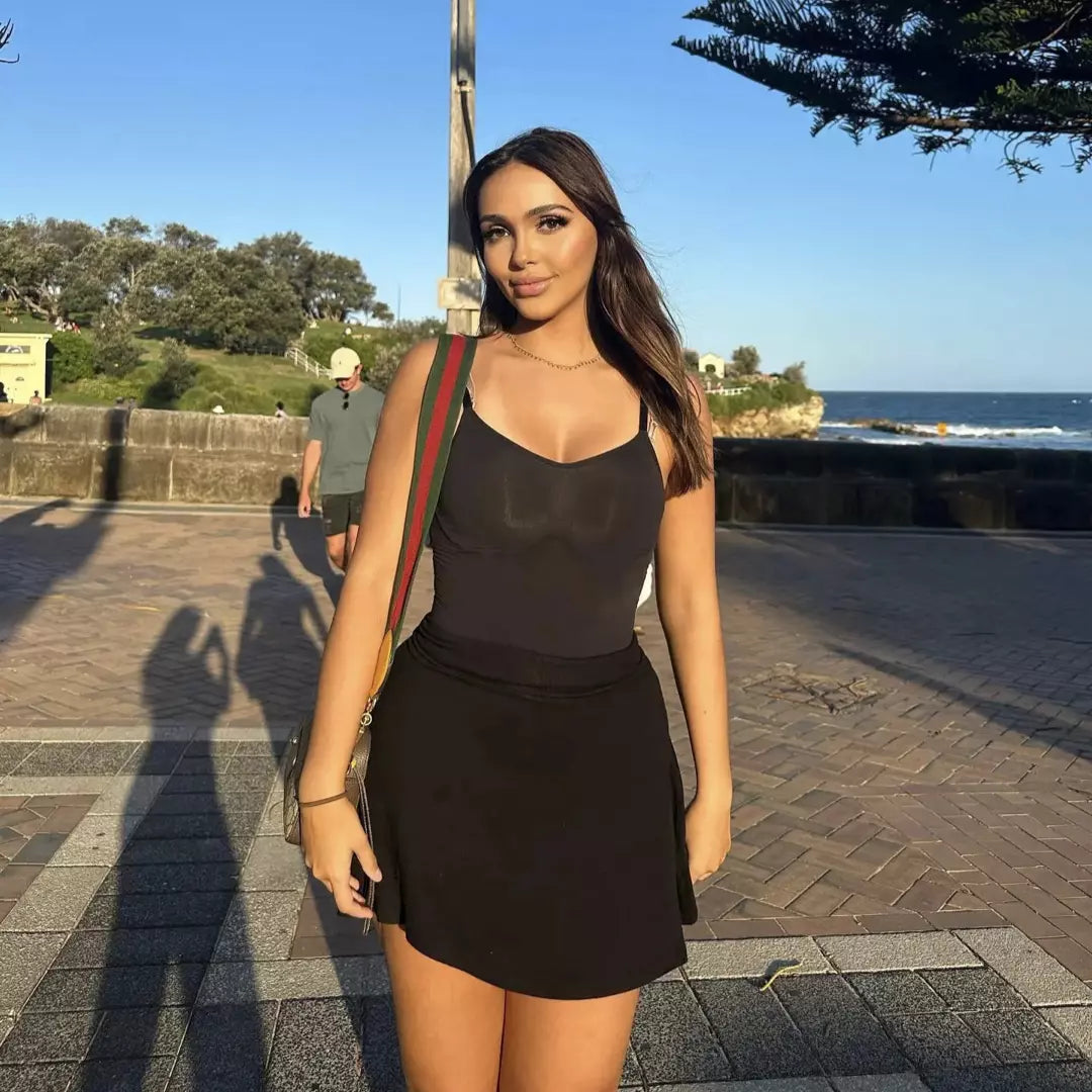 De zwarte SlimShape Bodysuit wordt gedragen door een vrouw. Je ziet de voorkant van de bodysuit.