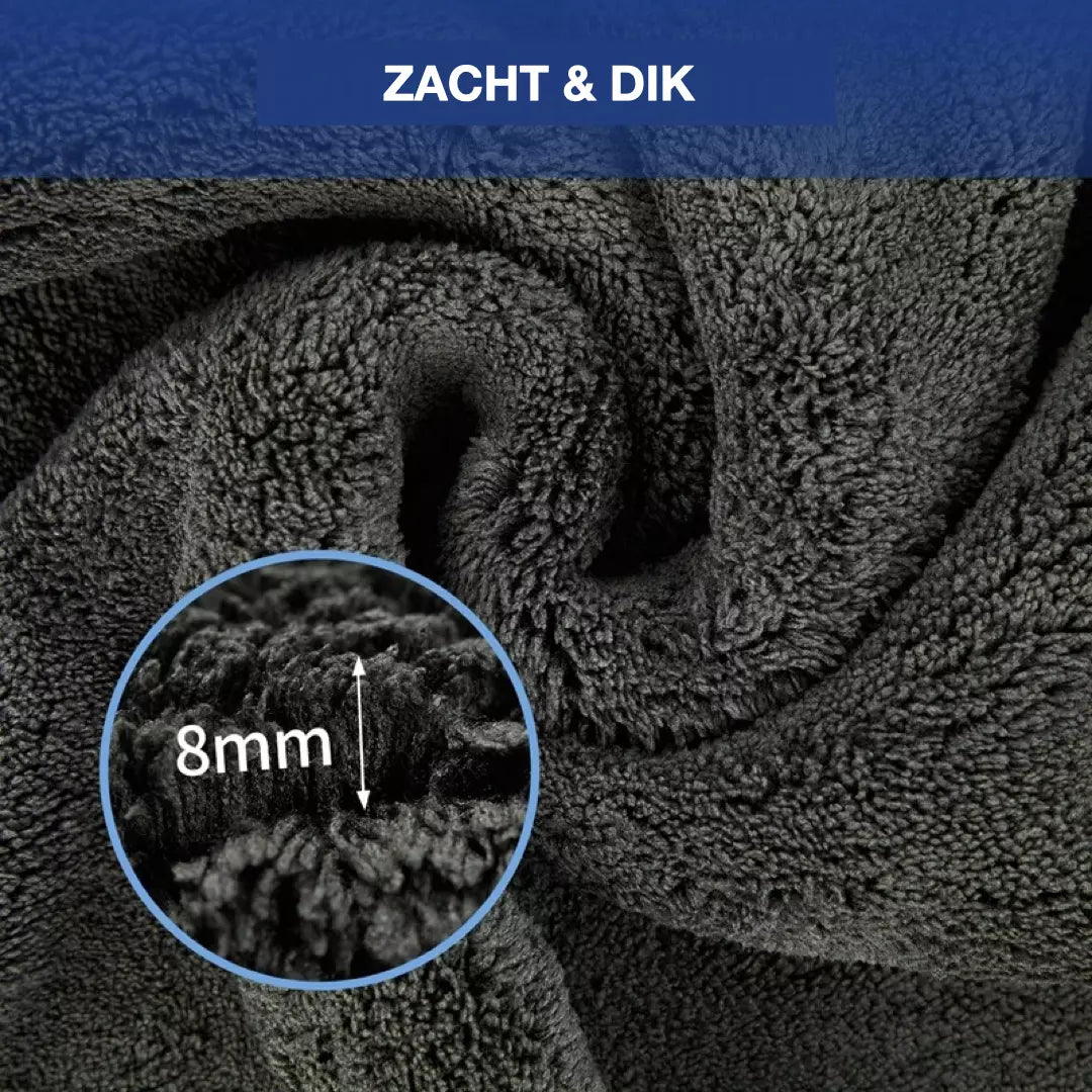 De zachte en dikke structuur van de SoftDry Droogdoek wordt weergegeven. De SoftDry droogdoek is 8mm dik, waardoor hij veel water kan vasthouden. 