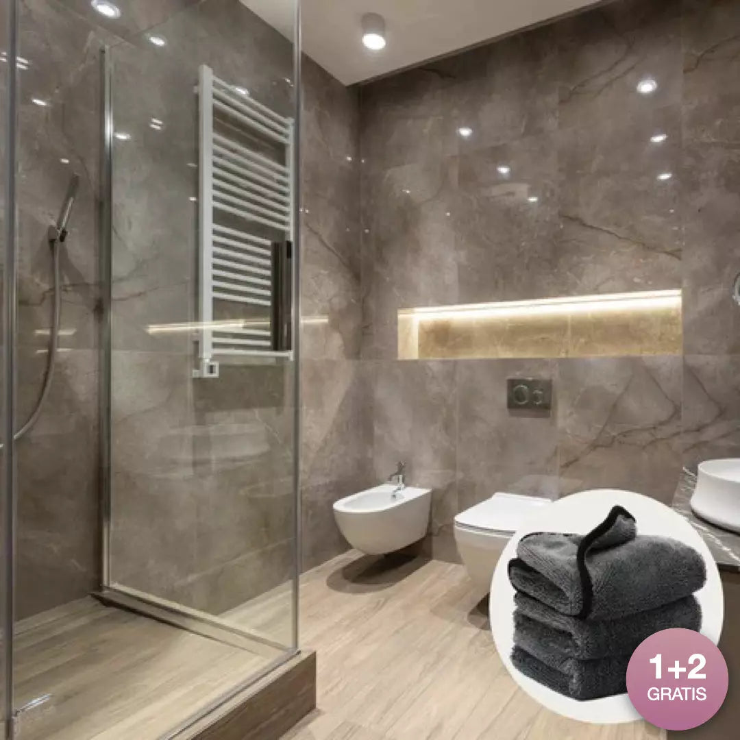 Drie SoftDry droogdoeken met de actie zijn te zien in een badkamer. 