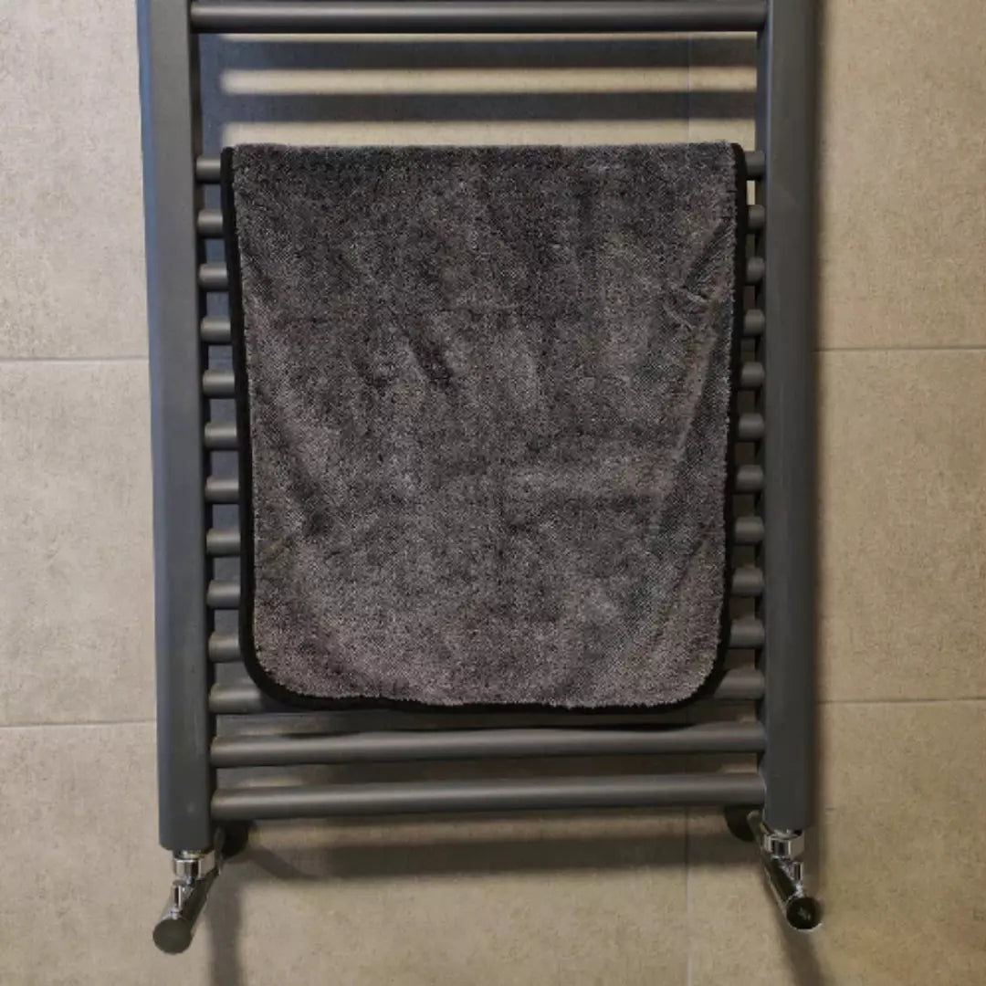 Een SoftDry droogdoek hangt aan een droogrek. De SoftDry droogdoek mag ook niet in de droger, maar moet aan een droogrek of buiten opgehangen worden om goed te drogen.