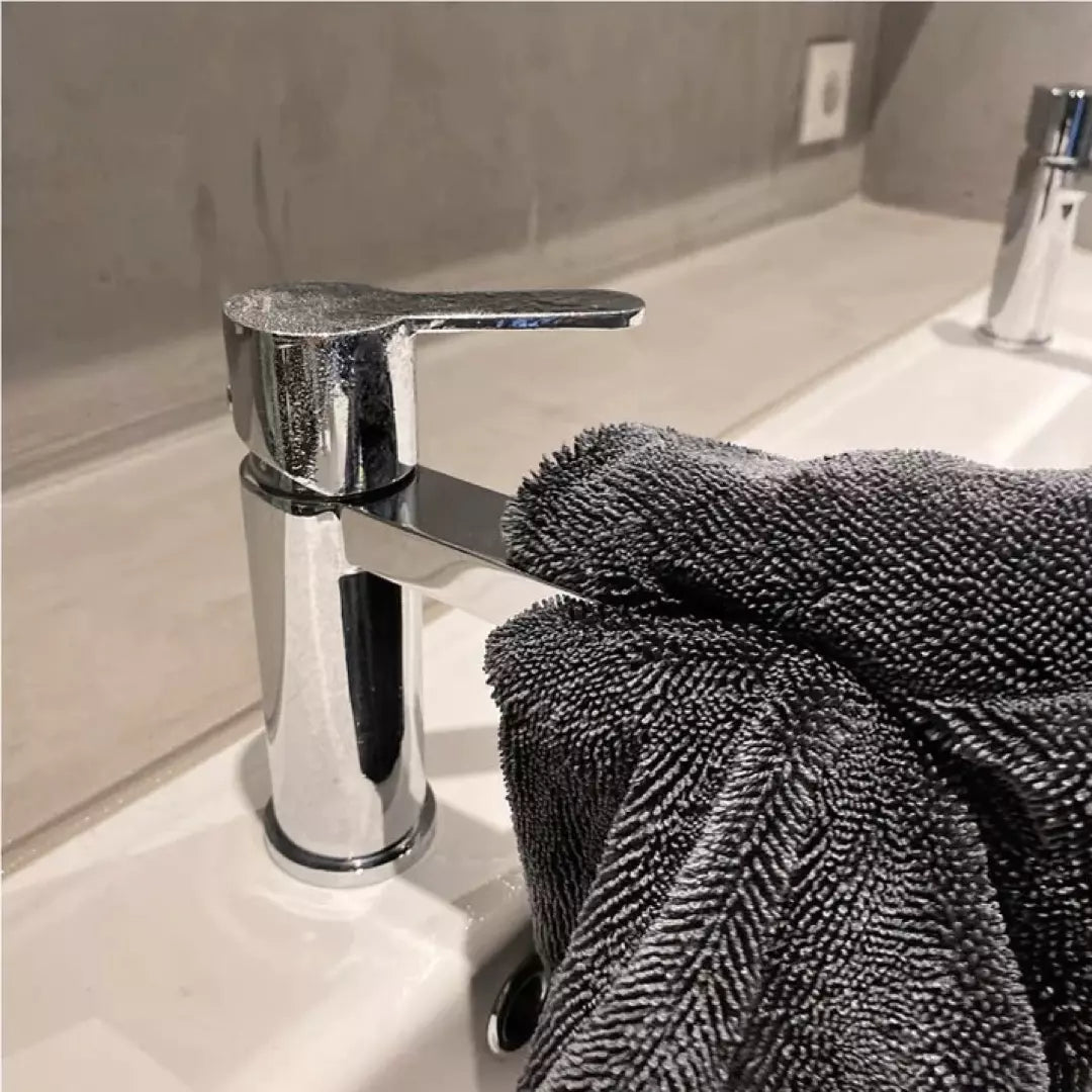 De SoftDry droogdoek wordt gebruikt om een kraan mee droog te maken. De kalkresten verdwijnen en de kraan is weer goed droog, door de SoftDry droogdoek van Bevano Beauty.