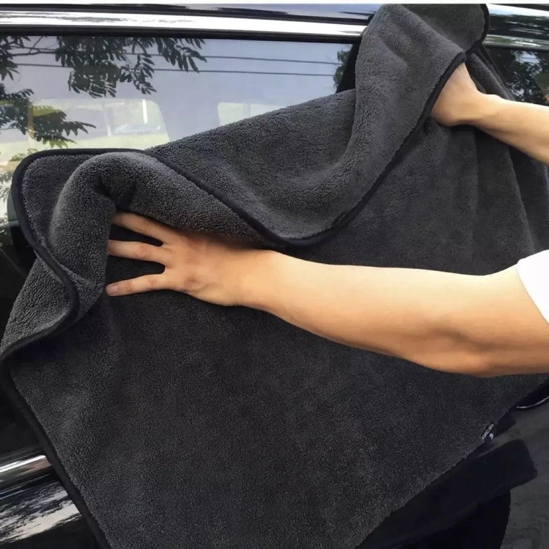 De SoftDry Droogdoek wordt gebruikt om een autoruit schoon te maken.