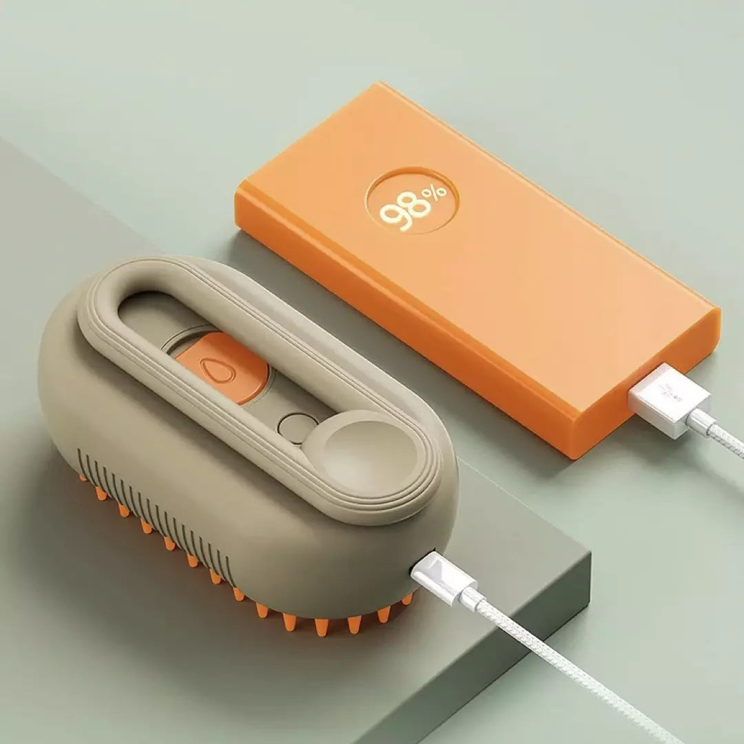 De stoomborstel voor katten en honden in de kleur khaki. De oplaadfunctie van de stoomborstel voor katten en honden via een usb-c poort wordt uitgelicht.