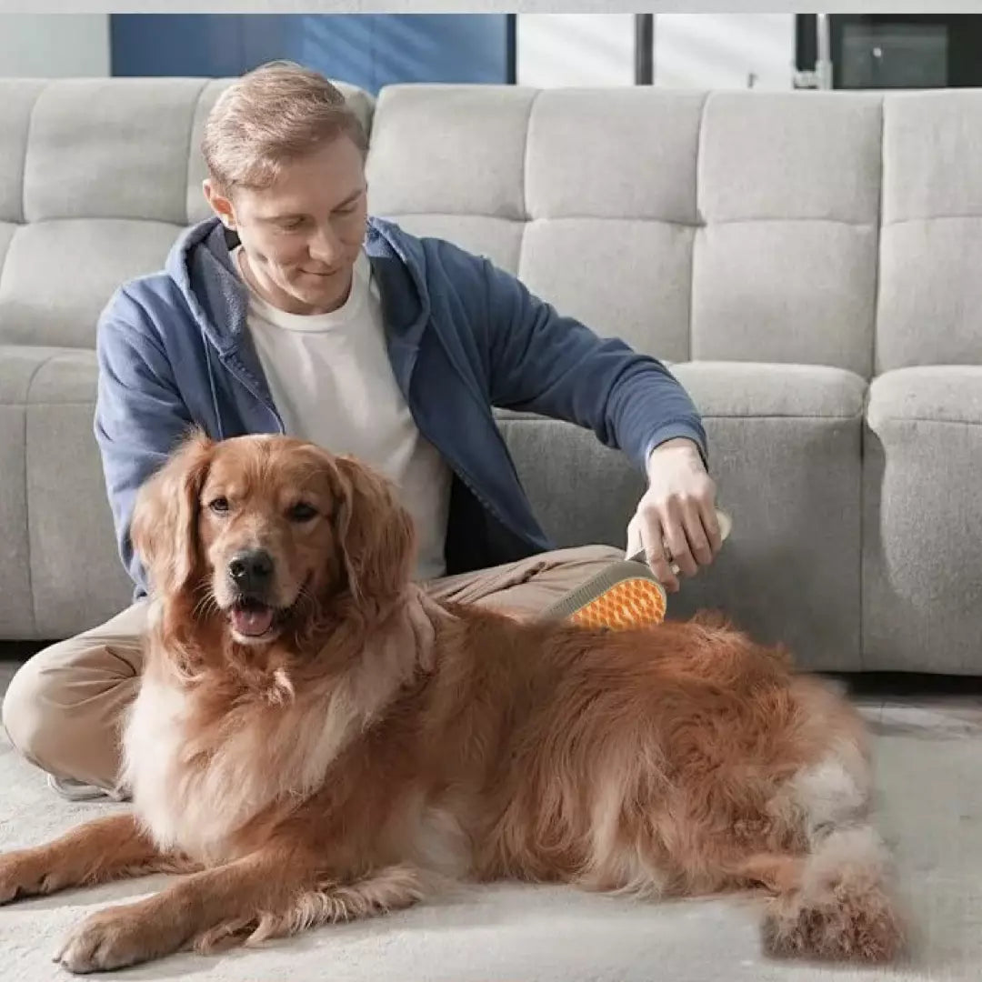 De stoomborstel voor katten en honden in de kleur khaki. De stoomborstel wordt gebruikt bij een hond.