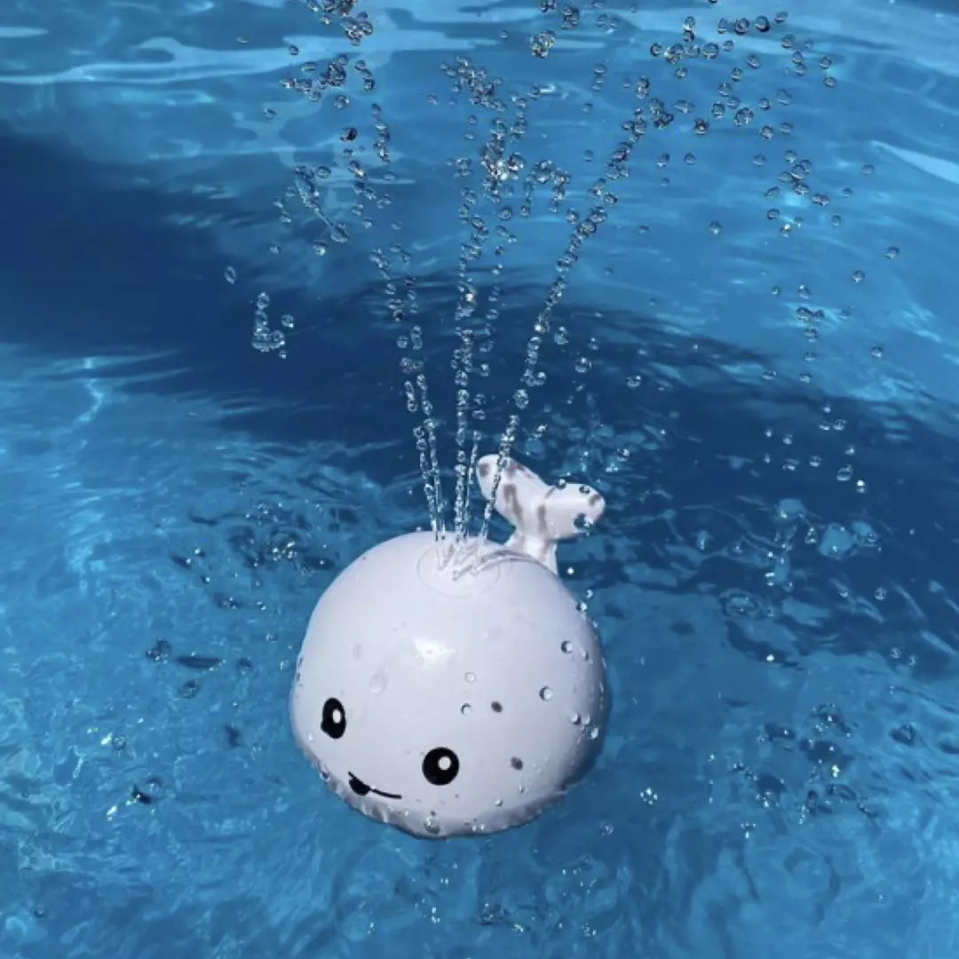 Willy de oplaadbare Badwalvis. Het kinderspeelgoed van 2024. Dit badspeeltje stimuleert de motorische vaardigheden en zorgt voor badplezier en een glimlach op het gezicht van je kindje. Het witte willy de walvis badspeeltje.