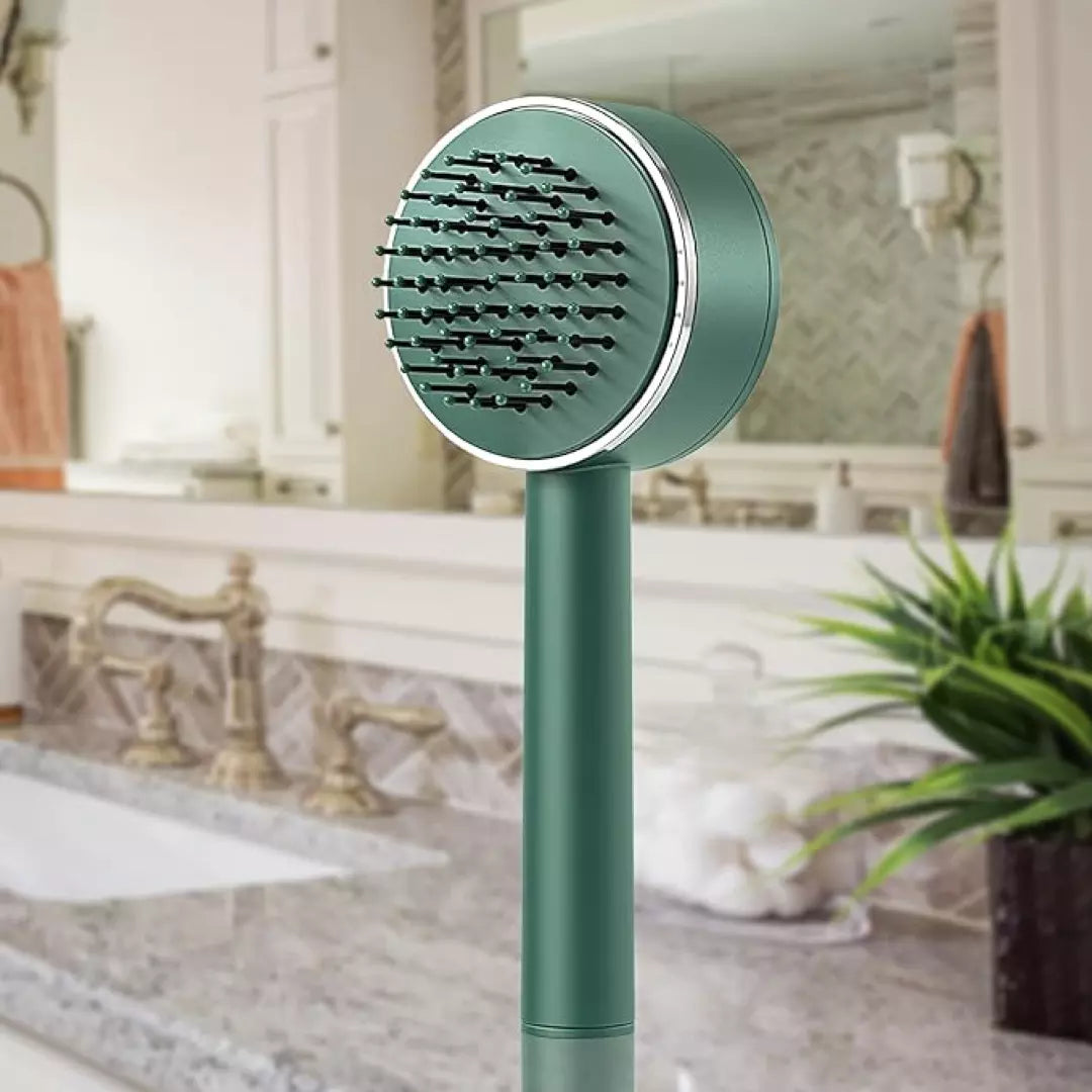 De ronde groene variant van de ZenTangle zelfreinigende haarborstel staat op een kaptafel met een spiegel. Je haarborstel schoonmaken kost vanaf nu geen enkele moeite meer.
