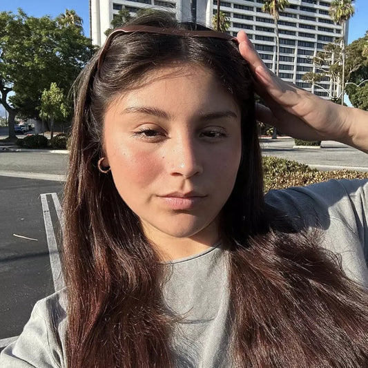 De Zonnebril Haarband in de kleur bruin.