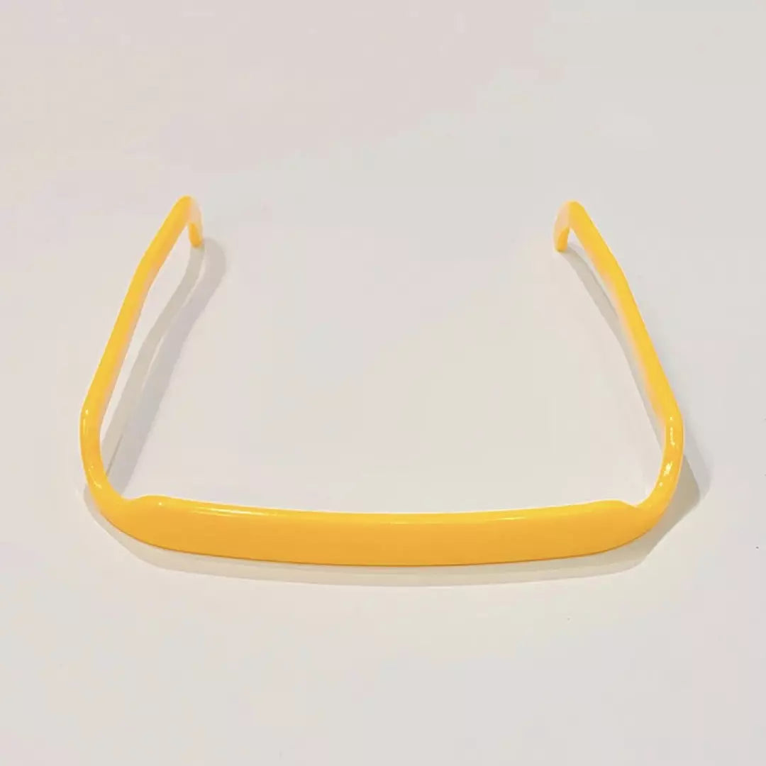 De Zonnebril Haarband in de kleur geel.