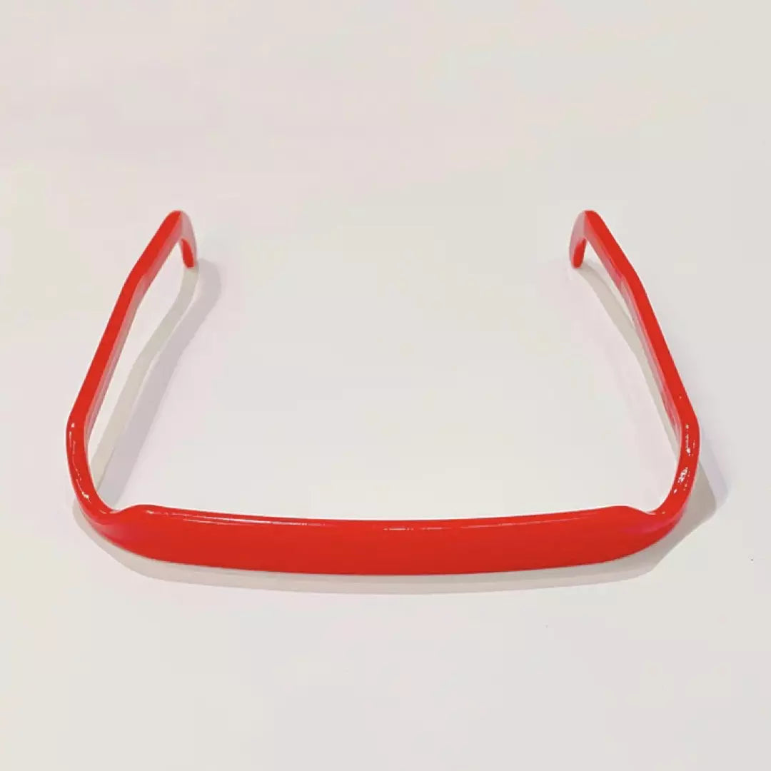 De Zonnebril Haarband in de kleur rood.