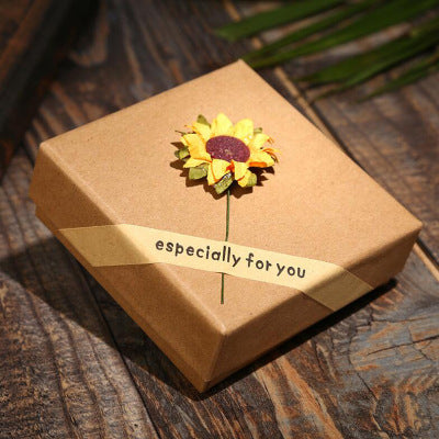 De cadeauverpakking van de 'You are my Sunshine' ketting is te zien. Het perfecte valentijnscadeau voor jouw geliefde, vriendin, zus, moeder of iemand anders waar je van houdt.