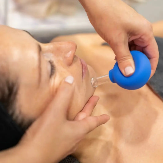De Facial Cupping Set in de kleur roze. Facial cupping stimuleert de gezondheid van je huid en vermindert fijne lijntjes en rimpels. De blauwe variant van de facial cupping set voor gezichtscupping wordt weergegeven.